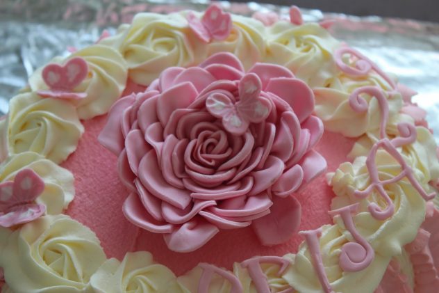 Pinkki ruusu-kakku