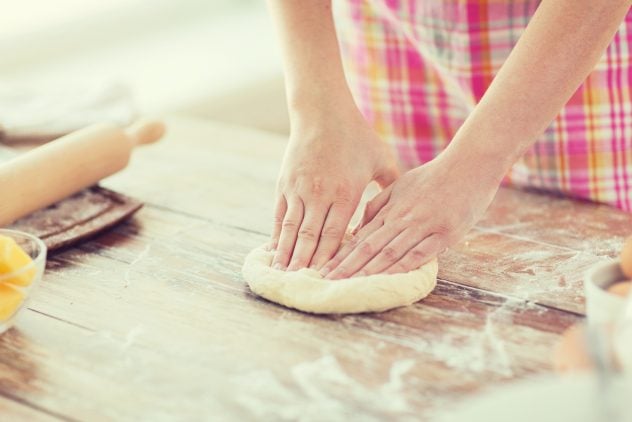 baking dough pizza