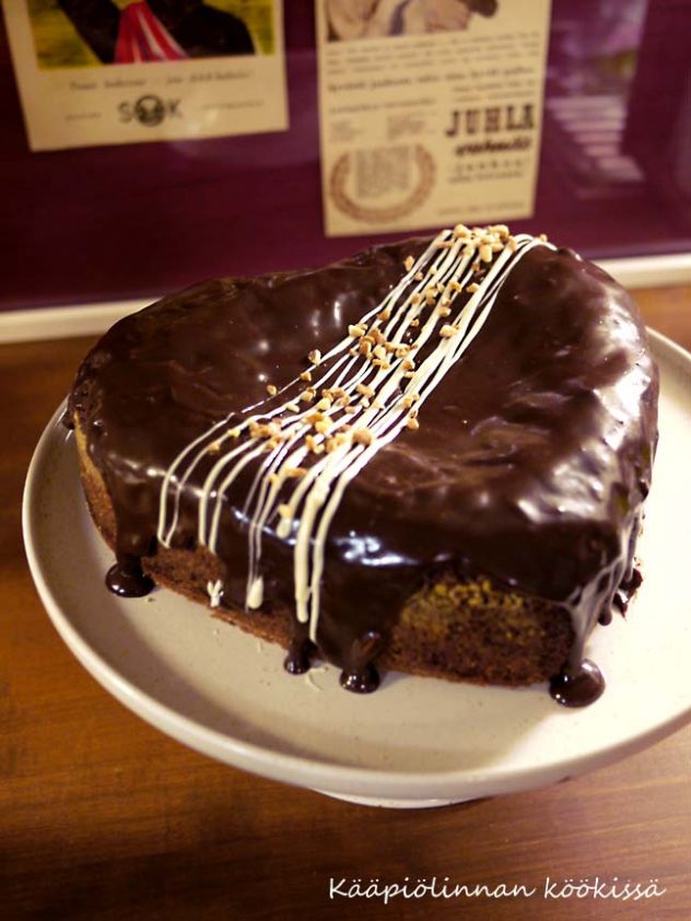 Sirpaleet tuonee onnea, mutta ei suklaakakussa... (tosi, tosi helppo  suklaakakku!)