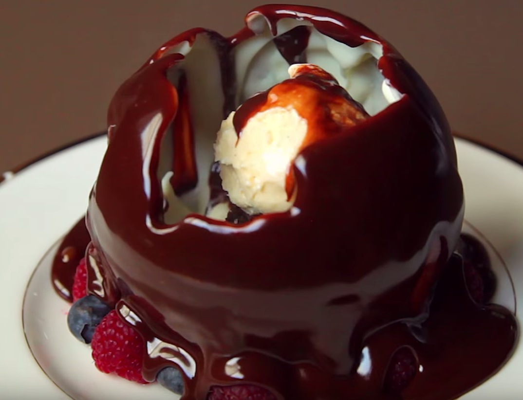 Десерт с шоколадным куполом