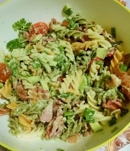 Avokado pastasalaatti