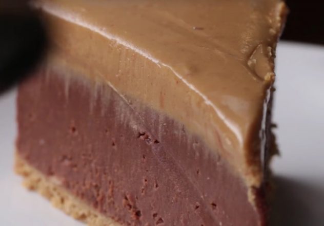 Suklaa-maapähkinävoi-juustokakku, jota ei tarvitse paistaa uunissa - mitä  muuta herkuttelija enää tarvitsee?