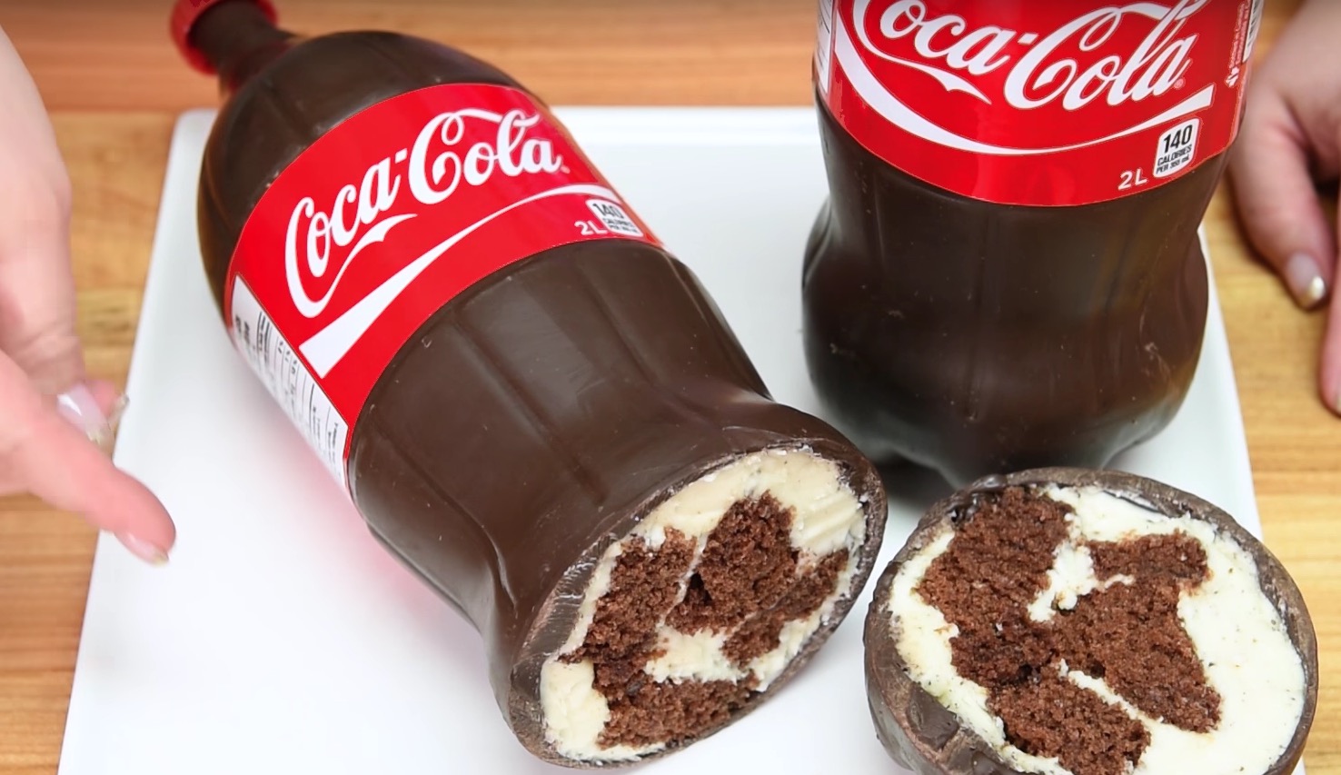 Tulevien juhlien hittikakku: Coca Cola -pullo, joka yllättää kaikki  vieraasi - näin valmistat sen!