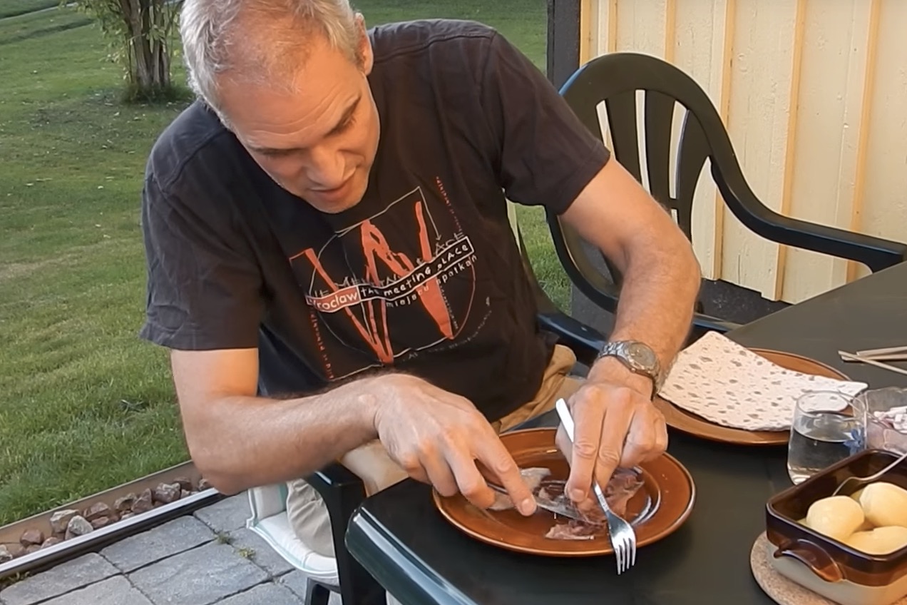 Ruotsalaismies näyttää, kuinka hapansilakkaa kuuluu syödä – näyttää  herkulliselta