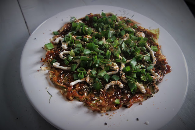 Okonomiyaki - suolainen japanilainen pannukakku